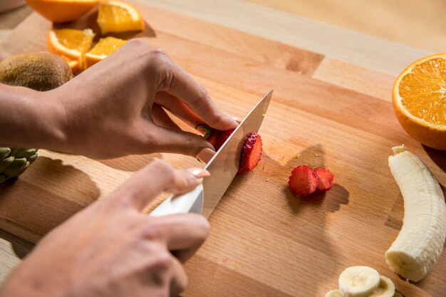 Mujer fitness preparando un zumo desintoxicante