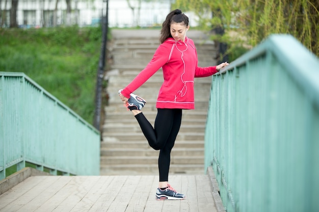 Mujer de fitness preparándose para correr