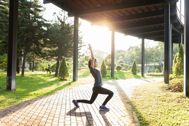 Mujer flexible estirando al aire libre en un día soleado