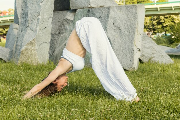 Mujer, flexión, yoga