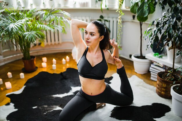 Mujer flexionando mientras hacía yoga