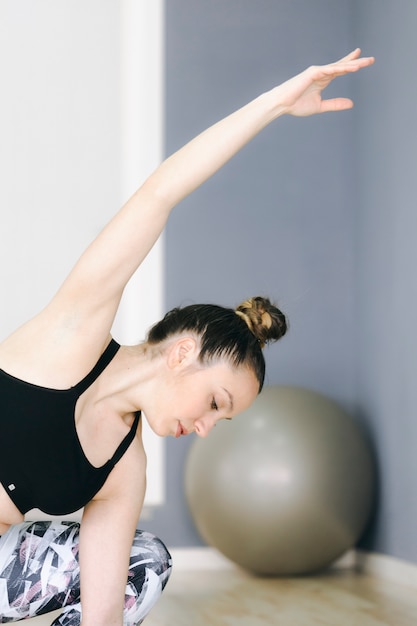 Mujer flexionando en el piso