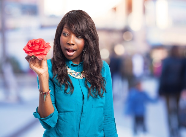 Mujer con una flor roja