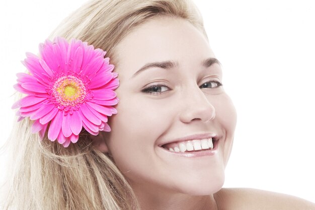 Mujer con flor rosa en el pelo