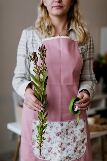 Mujer de Floreria con planta y cinta