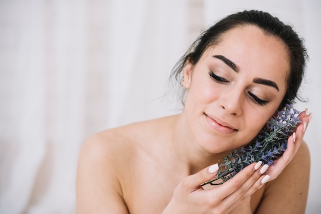 Mujer con flores aromáticas