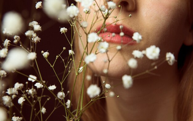 Mujer con flores blancas