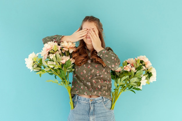 Mujer con flores en el bolsillo