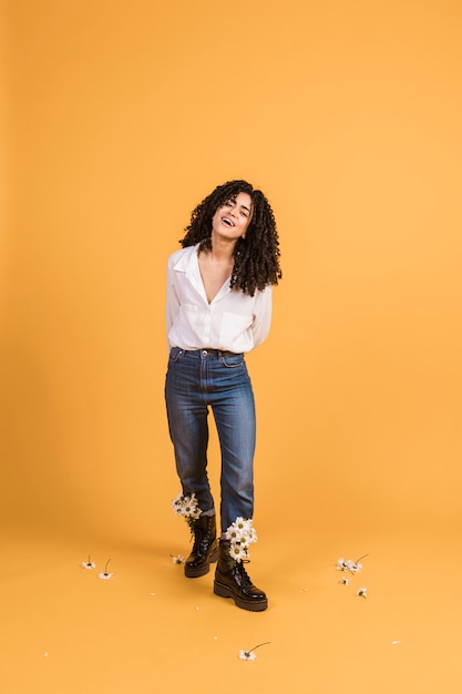 Mujer con flores en botas sonriendo