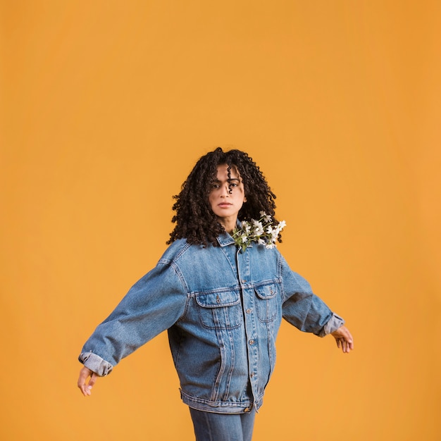 Foto gratuita mujer con flores debajo de la chaqueta extendiendo las manos