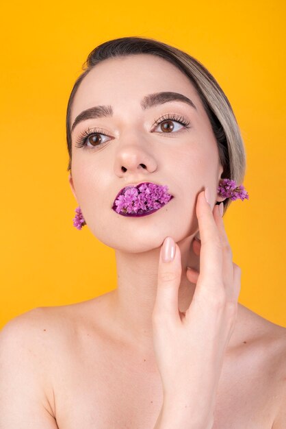 Mujer con flores en los labios