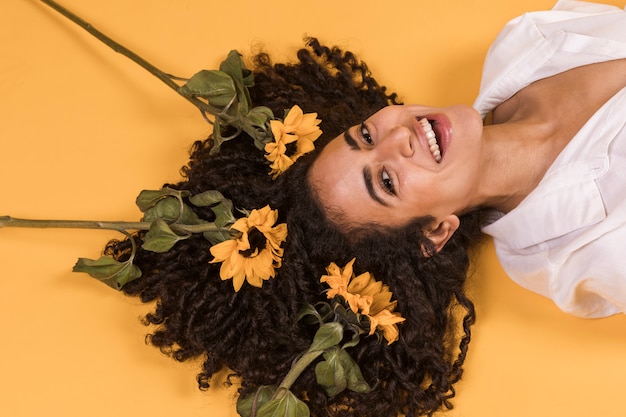 Mujer, con, flores, en, pelo, acostado, en, piso