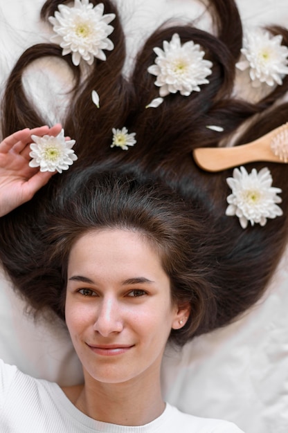 Mujer con flores en el pelo