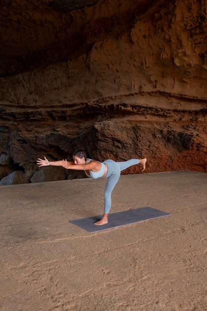 Mujer en forma de disparo completo haciendo pose de yoga