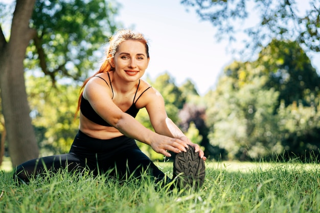 Mujer en forma de smiley de tiro completo ejercicio