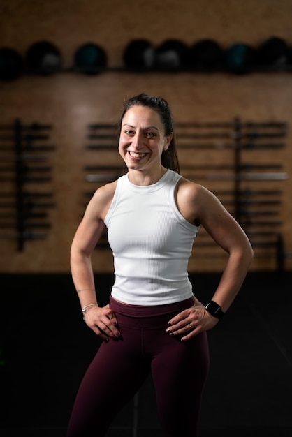 Foto gratuita mujer en forma sonriente de tiro medio en el gimnasio