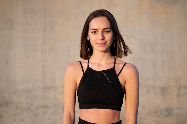 Mujer en forma sonriente de tiro medio