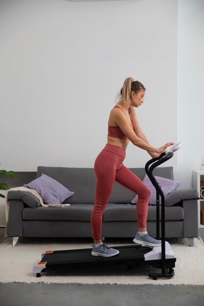 Mujer en forma de tiro completo en cinta de correr