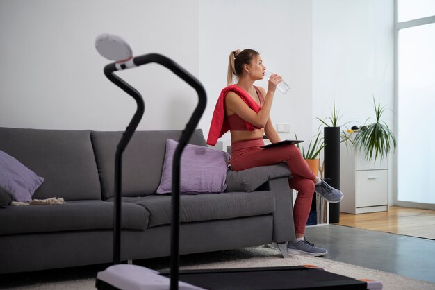 Mujer en forma de tiro completo con cinta de correr