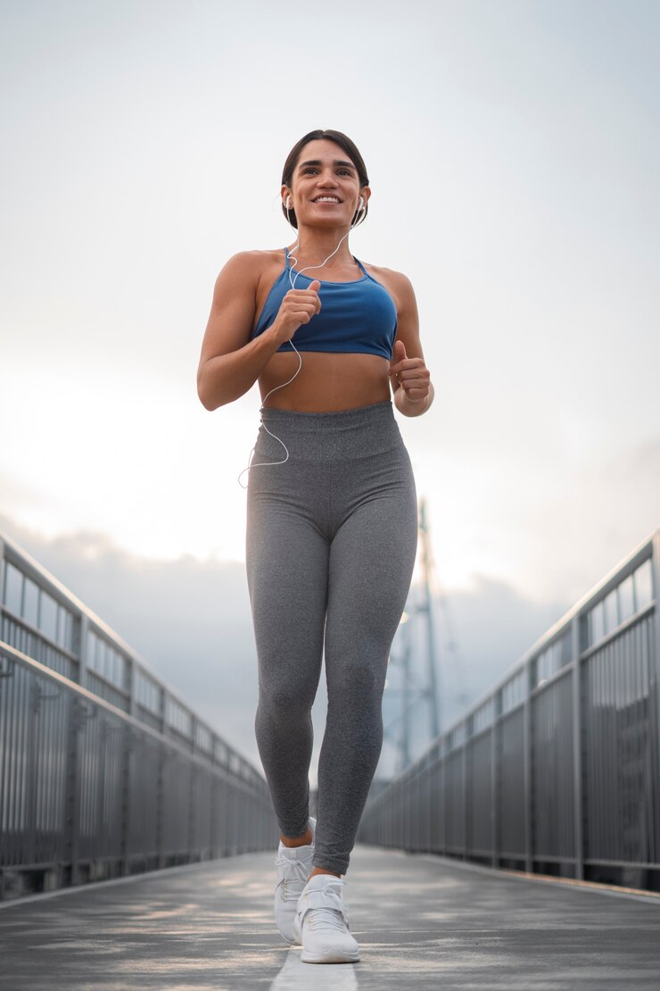 Foto gratuito mujer en forma de tiro completo corriendo al aire libre