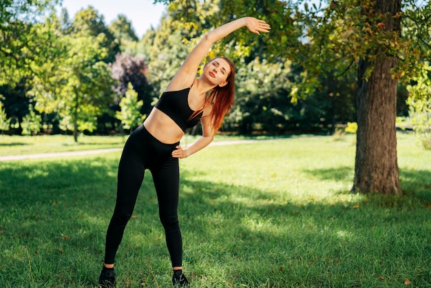 Foto gratuita mujer en forma de tiro completo ejercicio