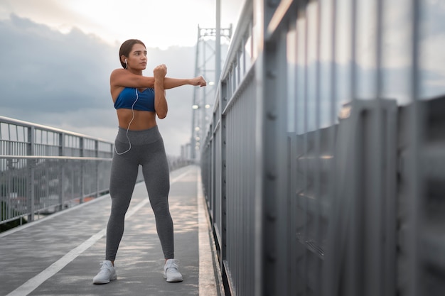 Foto gratuita mujer en forma de tiro completo entrenando al aire libre