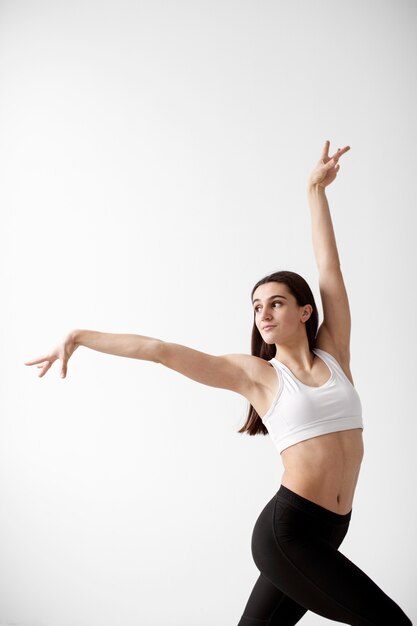 Mujer en forma de tiro medio actuando