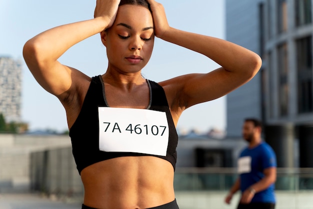 Foto gratuita mujer en forma de tiro medio al aire libre