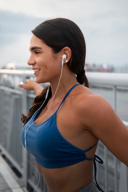 Mujer en forma de tiro medio entrenando al aire libre