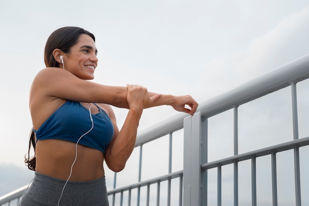 Foto gratuita mujer en forma de tiro medio entrenando al aire libre