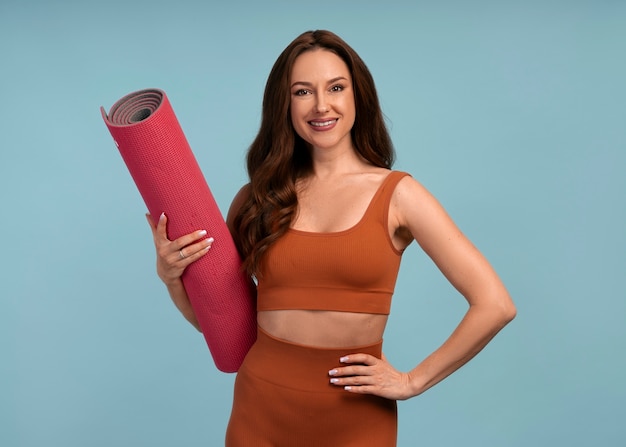 Mujer en forma de tiro medio en el estudio