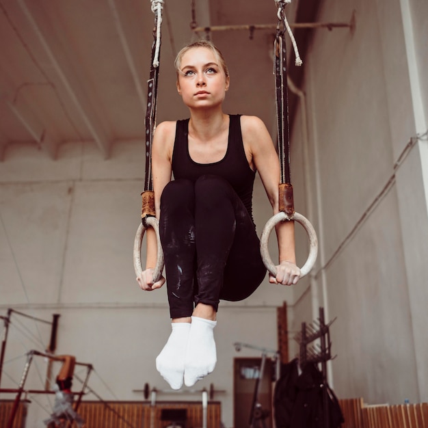 Mujer formación en anillos de gimnasia