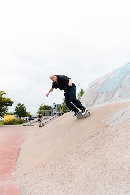 Foto gratuita mujer en la formación del parque de patinaje