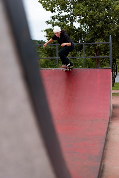 Foto gratuita mujer en la formación del parque de patinaje