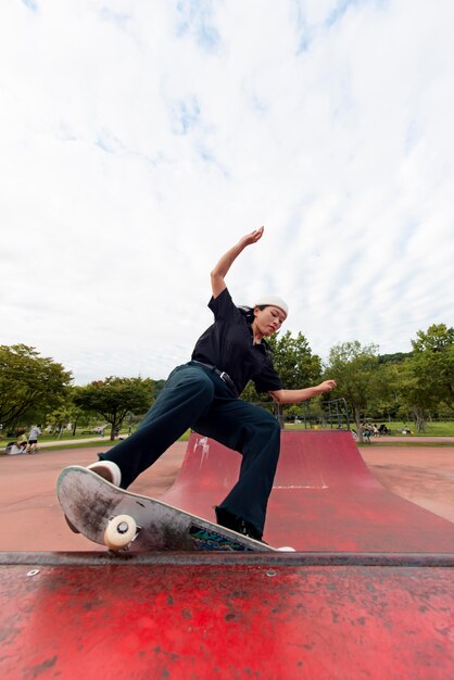 Mujer en la formación del parque de patinaje