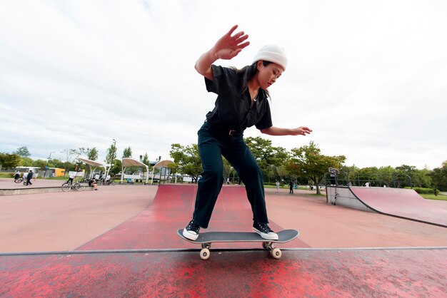 Mujer en la formación del parque de patinaje