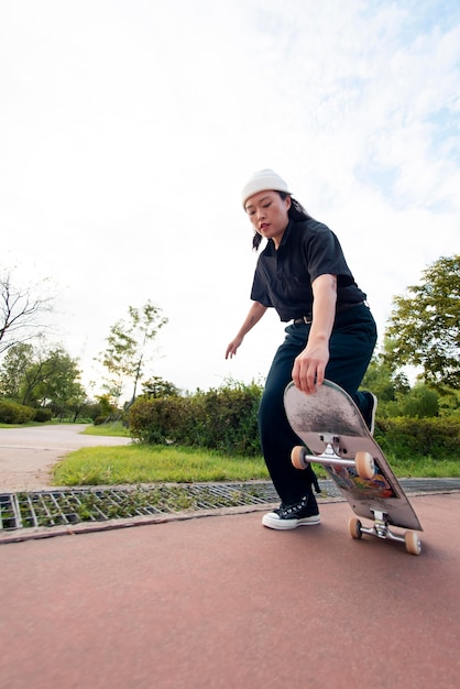 Mujer en la formación del parque de patinaje