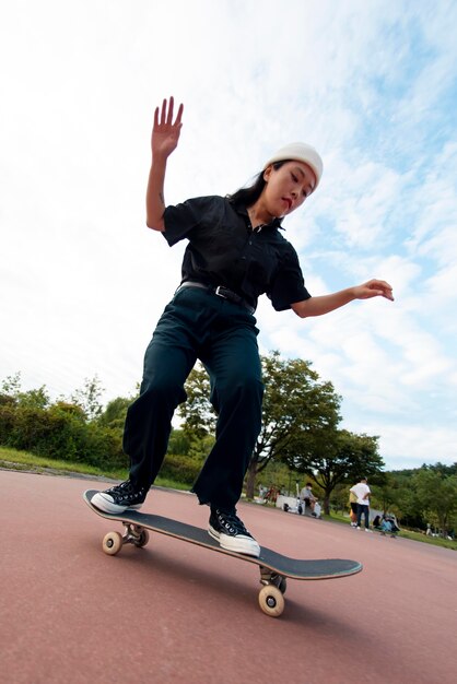 Mujer en la formación del parque de patinaje