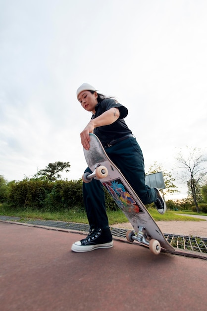 Foto gratuita mujer en la formación del parque de patinaje