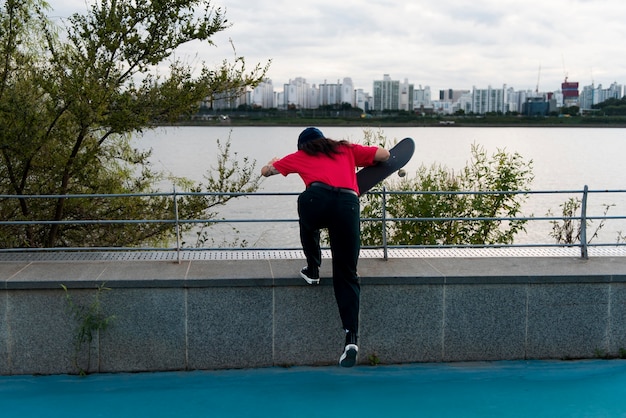 Mujer en la formación del parque de patinaje