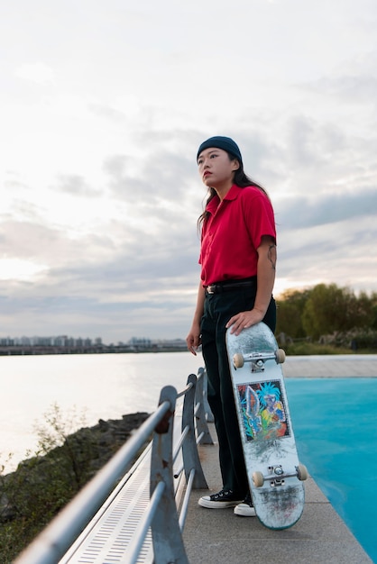 Mujer en la formación del parque de patinaje