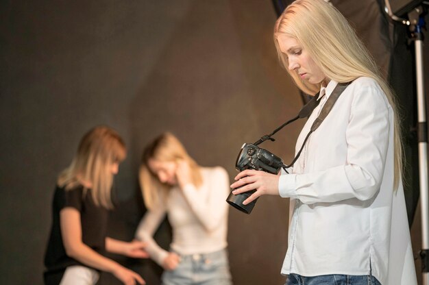 Mujer fotógrafa y modelos borrosas