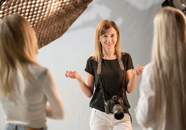 Mujer fotógrafa y modelos hablando