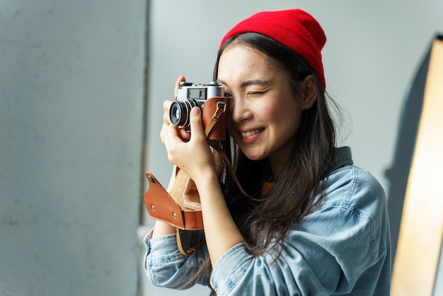 Mujer fotógrafa con pequeña cámara