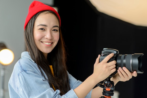 Mujer fotógrafa trabajando