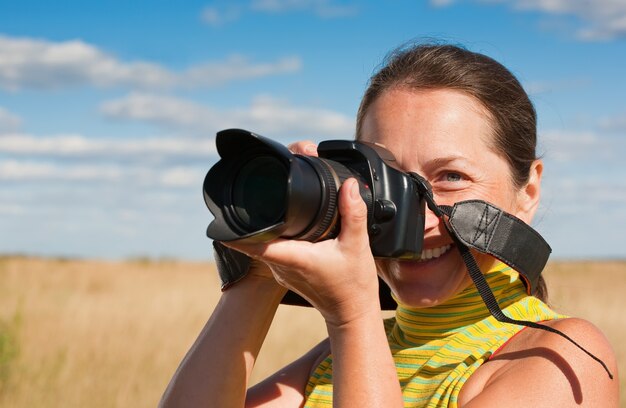 Mujer fotógrafo con cámara