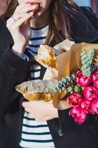 Mujer francesa con baguettes en la calle en beret