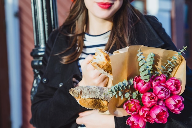 Foto gratuita mujer francesa con baguettes en la calle en beret