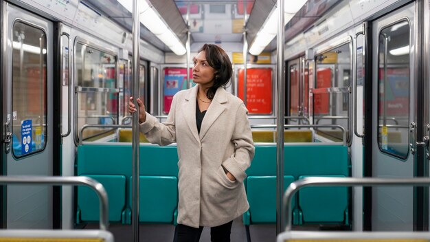 Mujer francesa montando el tren subterráneo