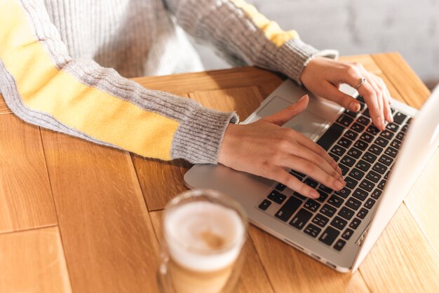 Mujer freelance trabajando con portátil en cafetería